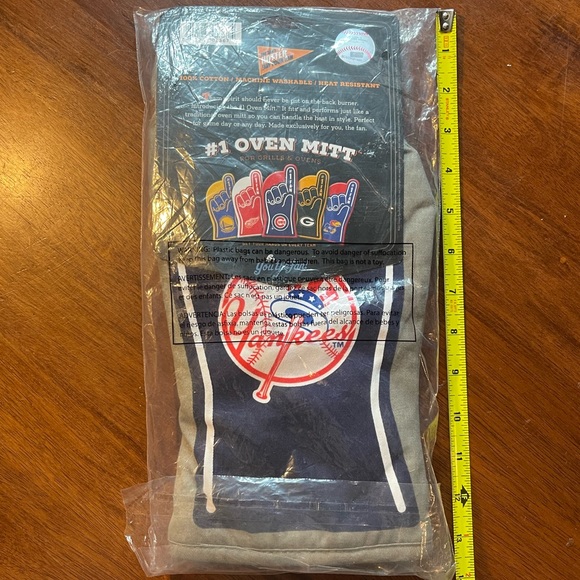 NY Yankees #1 Grill/ Oven Mitt New in Package Official MLB Collectors Item! - Picture 3 of 7